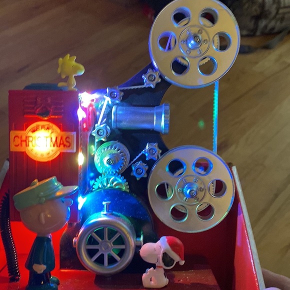 Kurt Adler Peanuts Animated Musical Table Piece - Picture 3 of 4